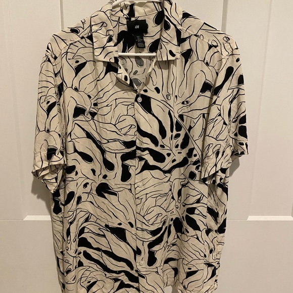 H&M Other - H&M short sleeve button up shirt
